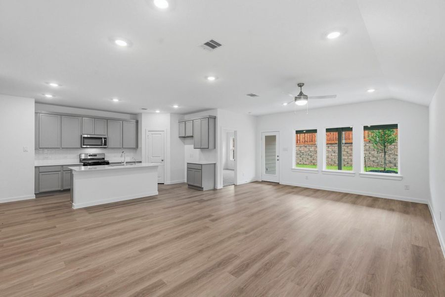Spacious, unfurnished interior of a new home in Silverthorne, Conroe (Image 11).