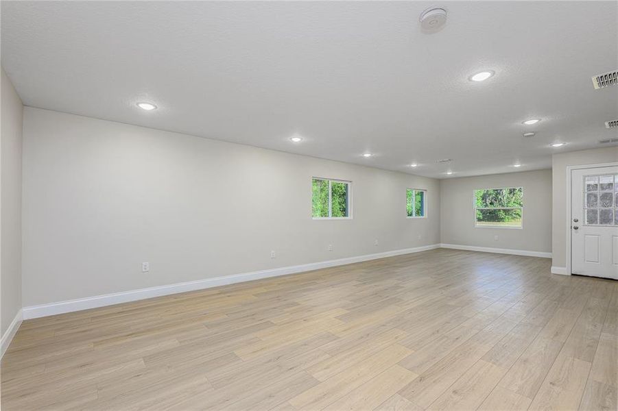 Spacious, unfurnished interior of a new home in , Deland (Image 24).