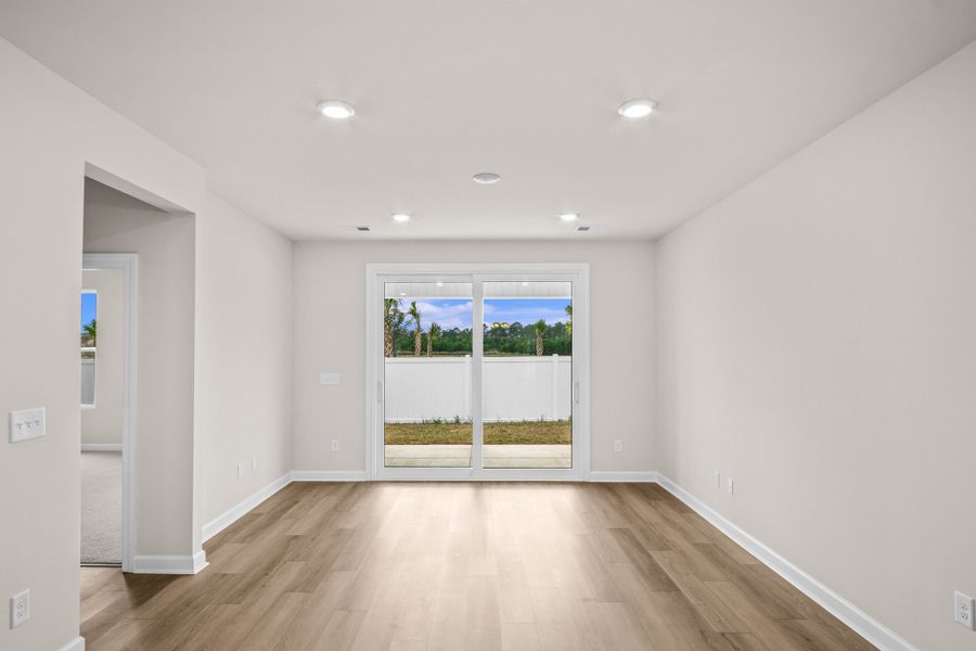 Spacious, unfurnished interior of a new home in Coastal Club of the Carolinas, Calabash (Image 12).