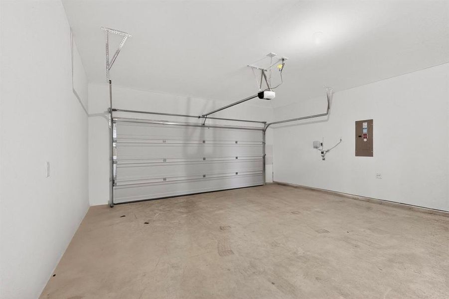 Spacious, unfurnished interior of a new home in Verandah, Royse City (Image 19).