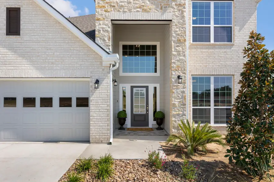 Representative exterior details of a home built from the The 2588 by Stylecraft Builders in Arroyo Ranch, Seguin (Image 3).