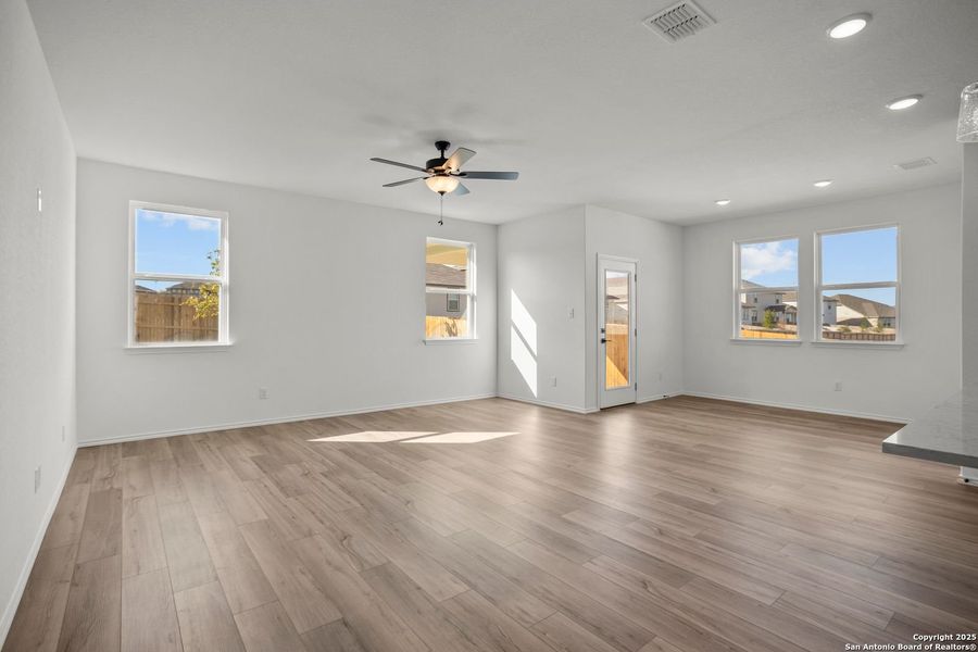 Spacious, unfurnished interior of a new home in Comanche Ridge, San Antonio (Image 16). Spacious, unfurnished interior of a new home in Comanche Ridge, San Antonio (Image 16).