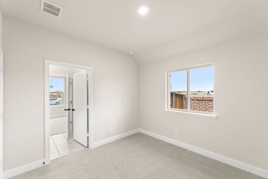 Spacious, unfurnished interior of a new home in Creekside, Royse City (Image 18).