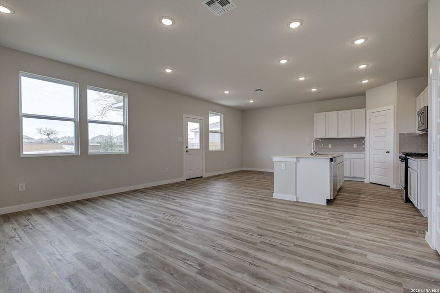 Spacious, unfurnished interior of a new home in Mesa Vista, San Antonio (Image 11).