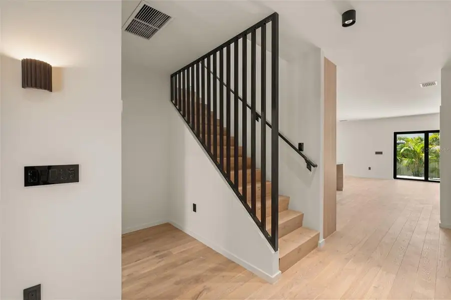 Spacious, unfurnished interior of a new home in , Sarasota (Image 29).