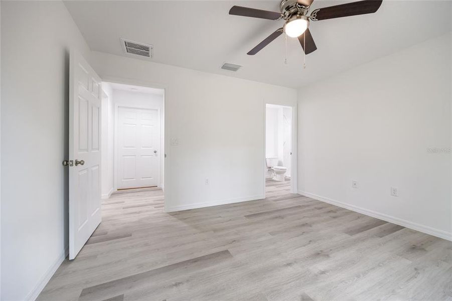 Spacious, unfurnished interior of a new home in , Williston (Image 27).