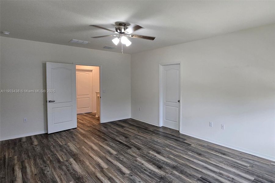 Spacious, unfurnished interior of a new home in , Davenport (Image 21).