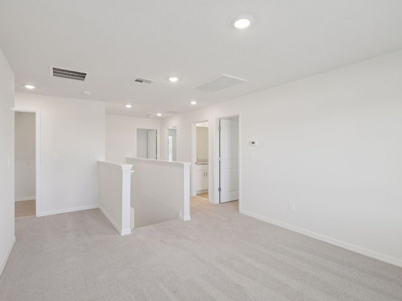Spacious, unfurnished interior of a new home in Hilltop Vistas, Dade City (Image 17).