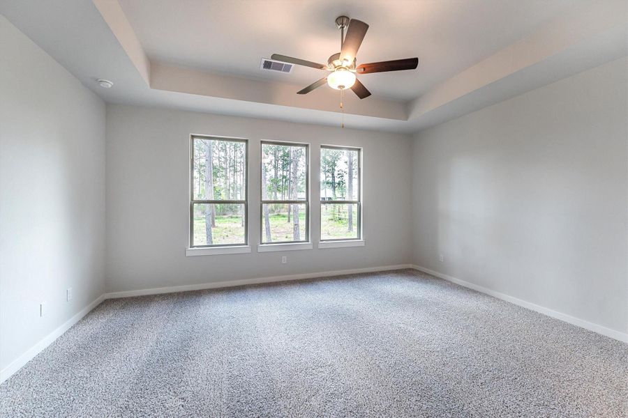Spacious, unfurnished interior of a new home in Deer Pines, Conroe (Image 30).
