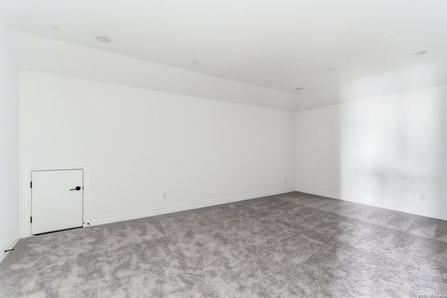 Spacious, unfurnished interior of a new home in Davis Ranch, San Antonio (Image 13).