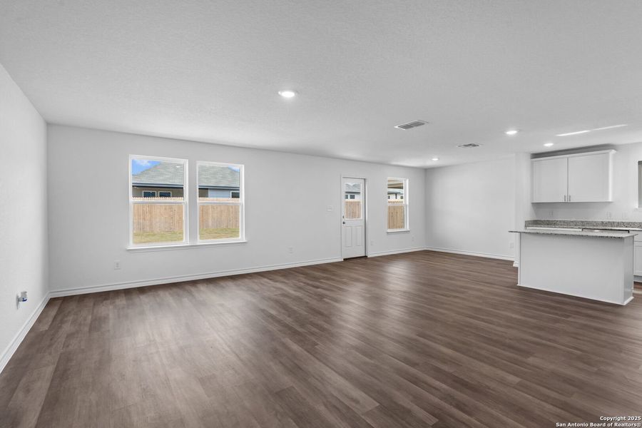 Spacious, unfurnished interior of a new home in Cinco Lakes, San Antonio (Image 16).