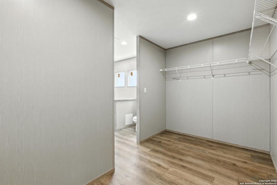 Spacious, unfurnished interior of a new home in , La Vernia (Image 19).