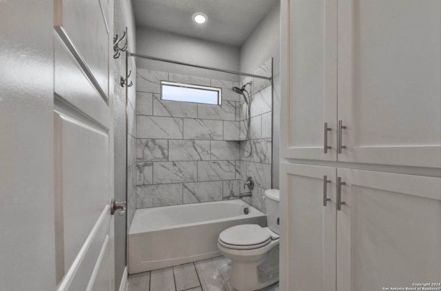 Furnished interior view inside a new home in , Bandera (Image 4).