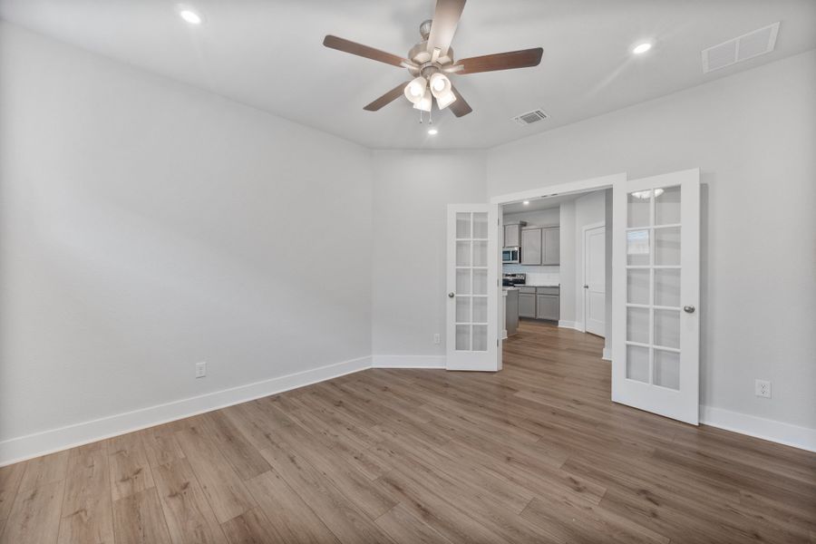 Spacious, unfurnished interior of a new home in Three Creeks, Belton (Image 8).