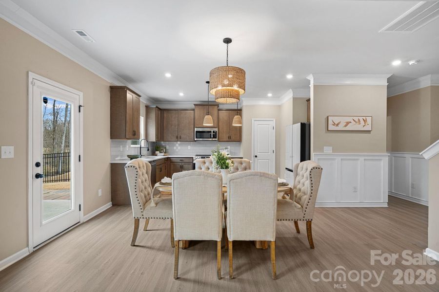 Tons of natural light! Tons of natural light!