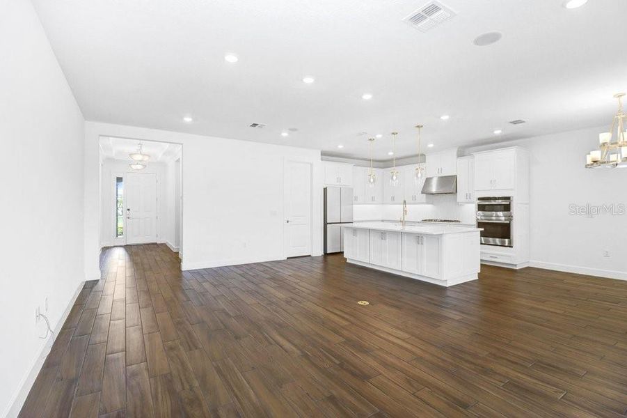 Spacious, unfurnished interior of a new home in Esplanade at Artisan Lakes, Palmetto (Image 23).