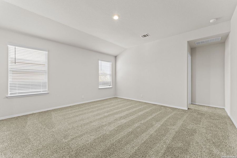 Spacious, unfurnished interior of a new home in Redbird Ranch, San Antonio (Image 11).
