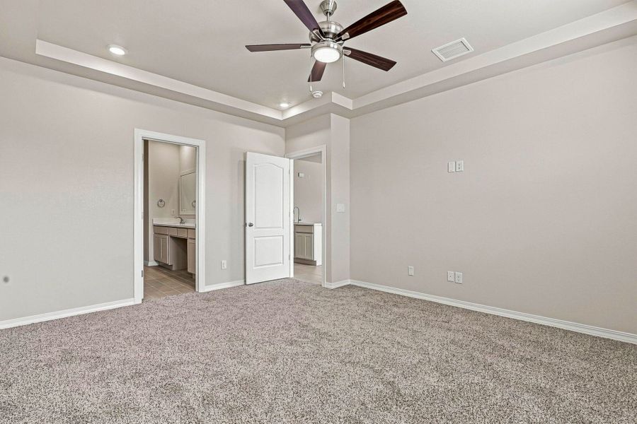 Spacious, unfurnished interior of a new home in Paseos Del Este, El Paso (Image 24).