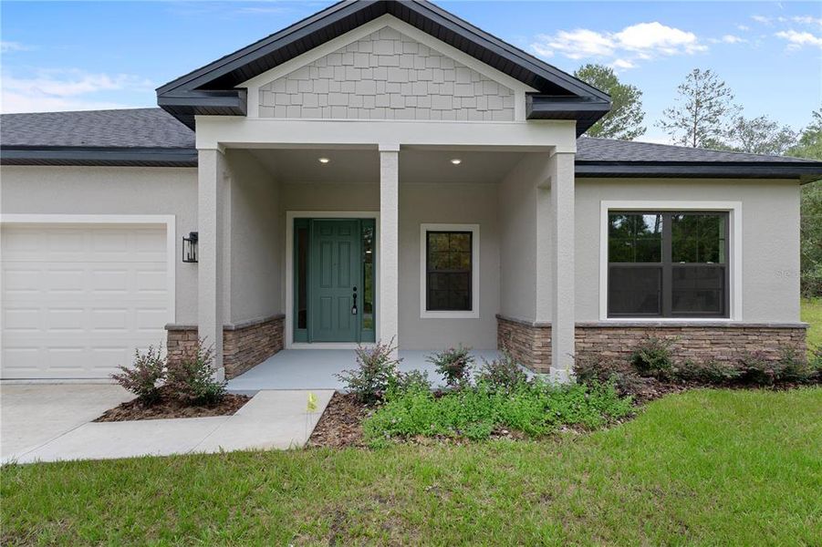 Exterior details and patio area of a home in , Dunnellon (Image 3).