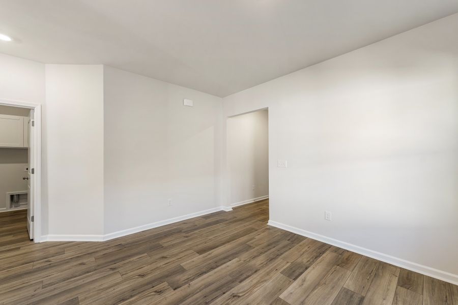 Spacious, unfurnished interior of a new home in Richmond Hill, Inman (Image 15).