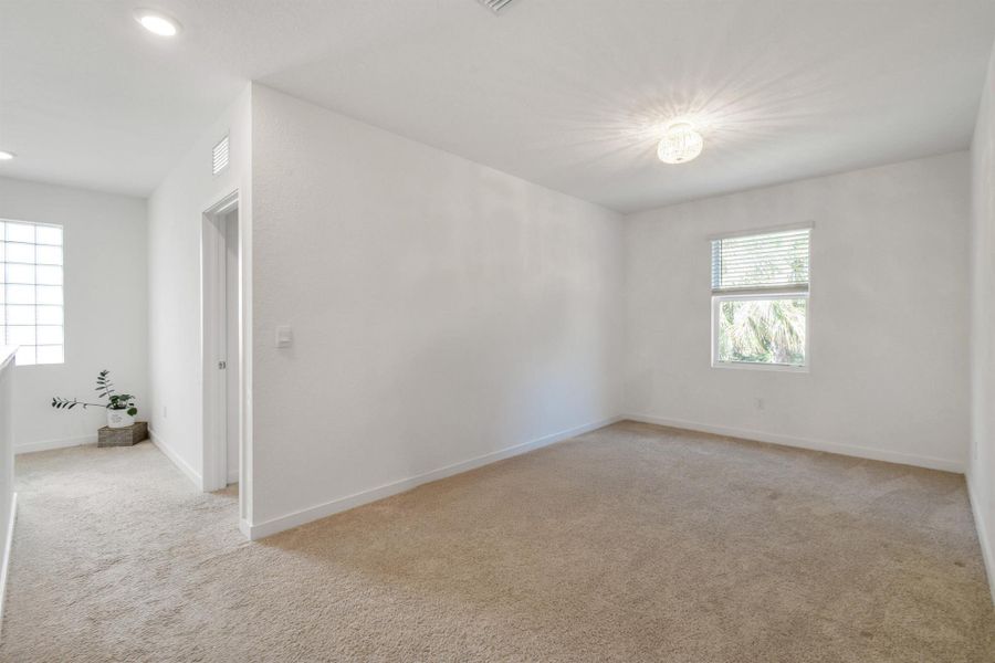 Spacious, unfurnished interior of a new home in Reserve at Jupiter, Jupiter (Image 19).