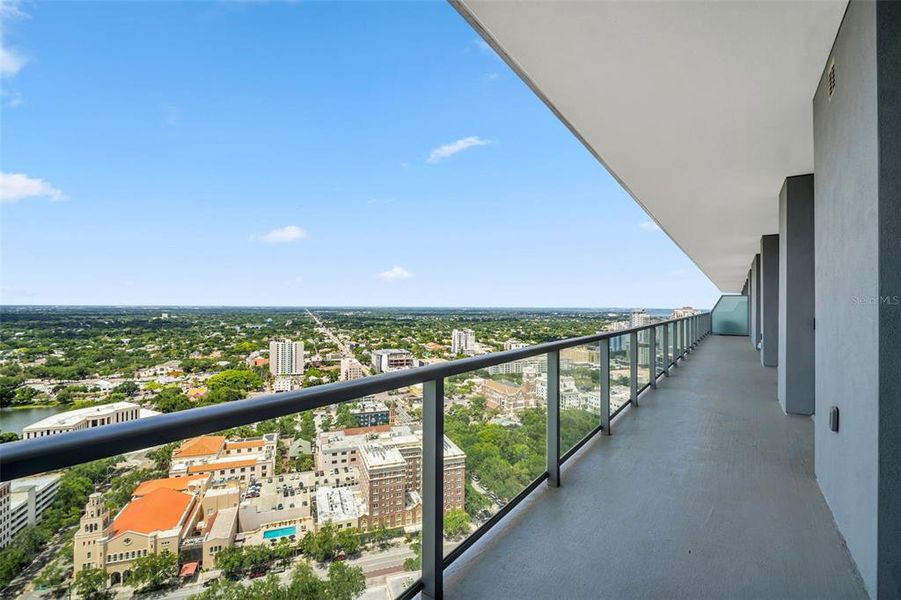 Condo located in St. Petersburg, FL showcasing its design and architecture (Image 5).