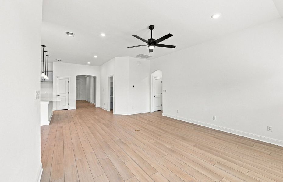 Spacious, unfurnished interior of a new home in Crescent Bluff, Georgetown (Image 23).