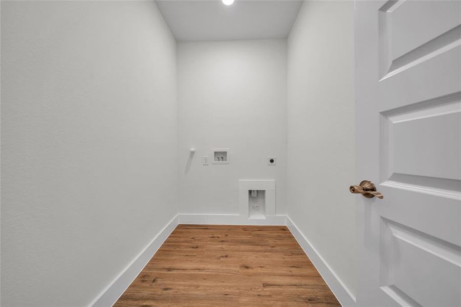 Spacious, unfurnished interior of a new home in , Scurry (Image 11).