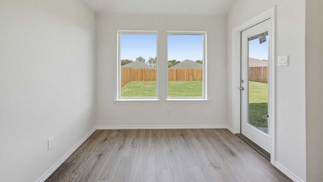 Spacious, unfurnished interior of a new home in Saddlebrook, Waxahachie (Image 9).