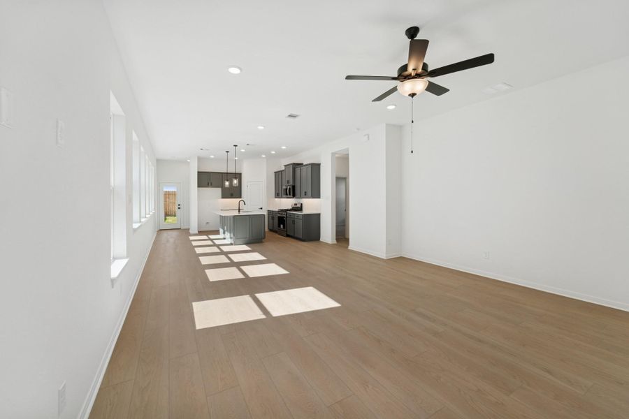 Spacious, unfurnished interior of a new home in The Grand Prairie 40’, Hockley (Image 27).