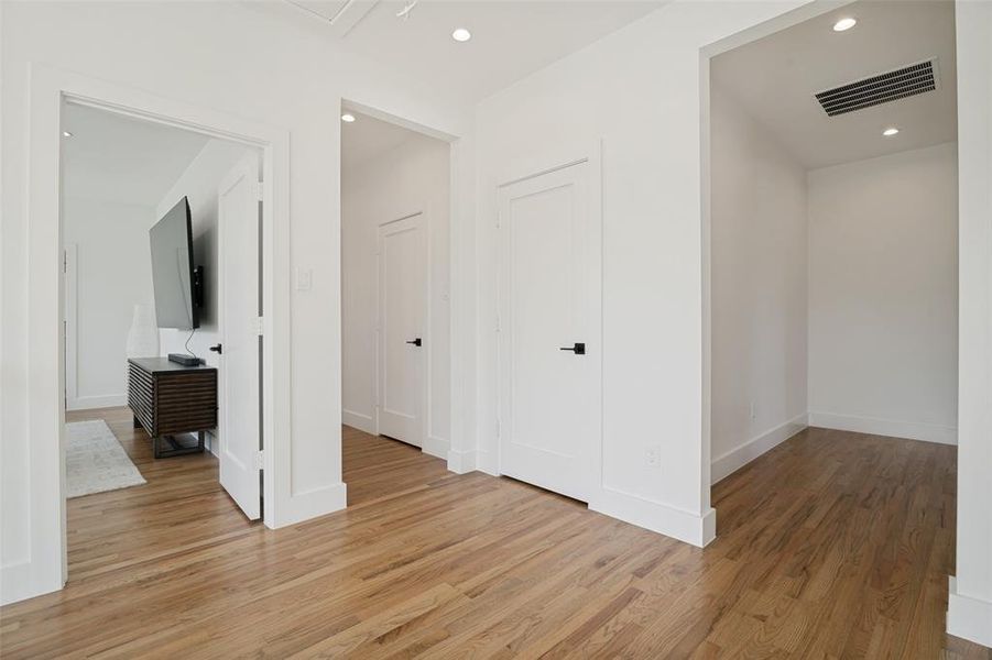 Spacious, unfurnished interior of a new home in , Dallas (Image 24).