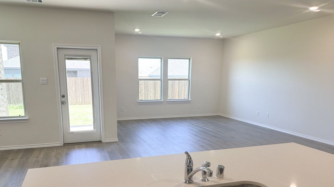 Representative interior finishes for a home built from the MIDLAND by D.R. Horton in Northspur, Forney (Image 10).