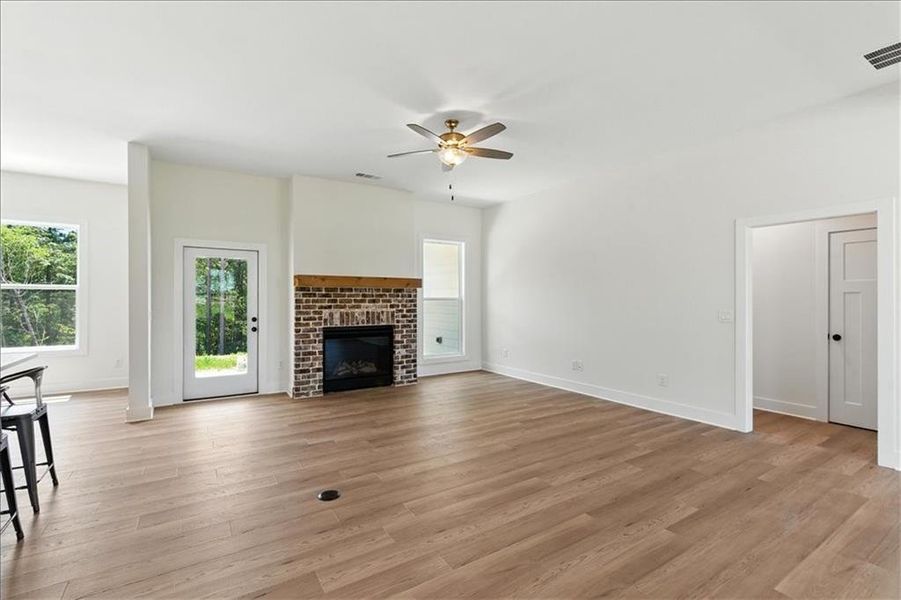 Spacious, unfurnished interior of a new home in , Waleska (Image 17).