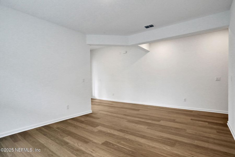 Spacious, unfurnished interior of a new home in Jennings Farm, Middleburg (Image 47).