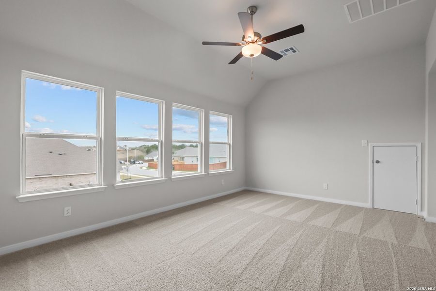 Spacious, unfurnished interior of a new home in Homestead, Schertz (Image 18).