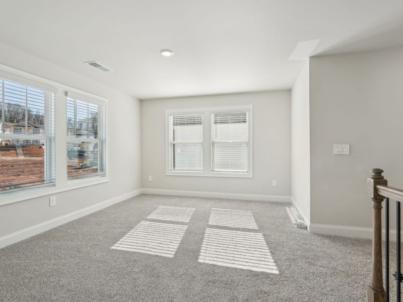 Spacious, unfurnished interior of a new home in Hawthorne Station, College Park (Image 19).