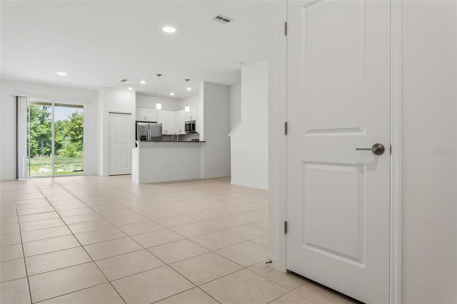 Spacious, unfurnished interior of a new home in Angeline, Land O' Lakes (Image 22).