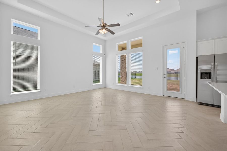 Spacious, unfurnished interior of a new home in Lago Mar, Texas City (Image 24).