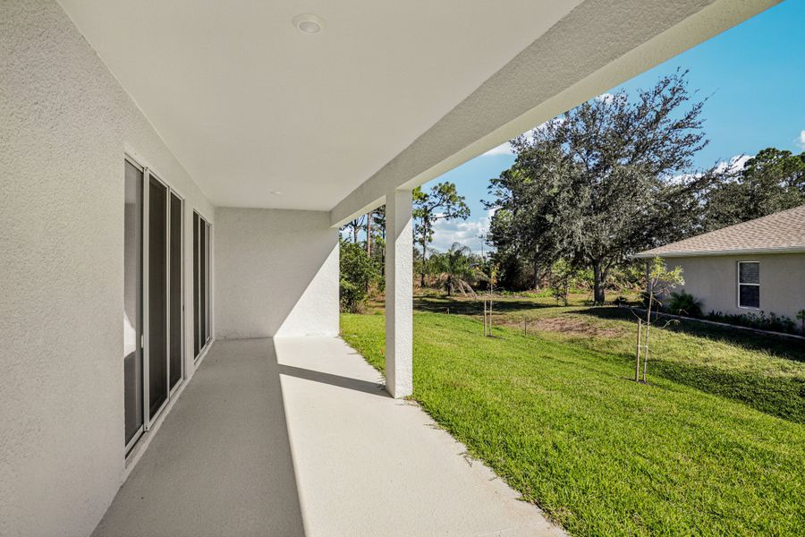 Exterior details and patio area of a home in Marion Oaks, Ocala (Image 4).