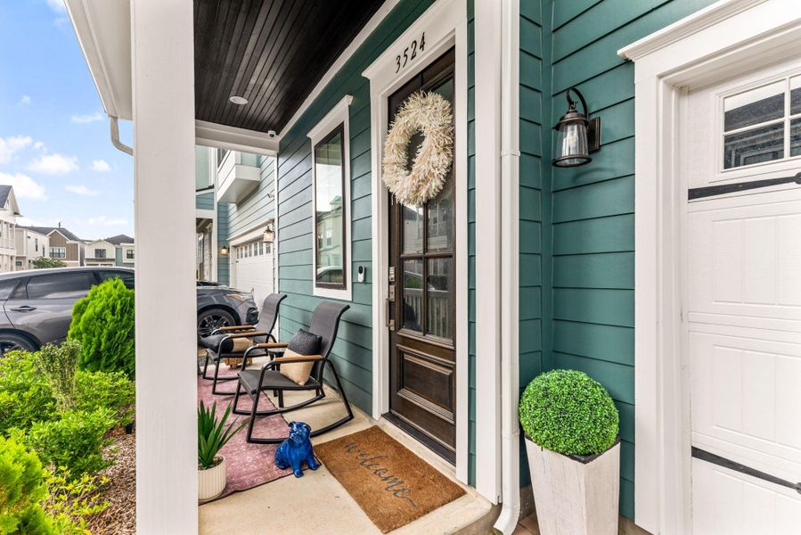 Exterior details and patio area of a home in Timbergrove Trails, Houston (Image 25).