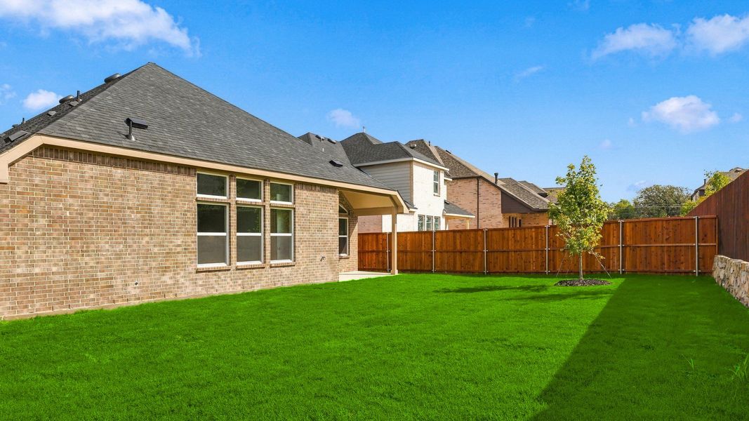 Exterior details and patio area of a home in Thompson Farms, Van Alstyne (Image 3).