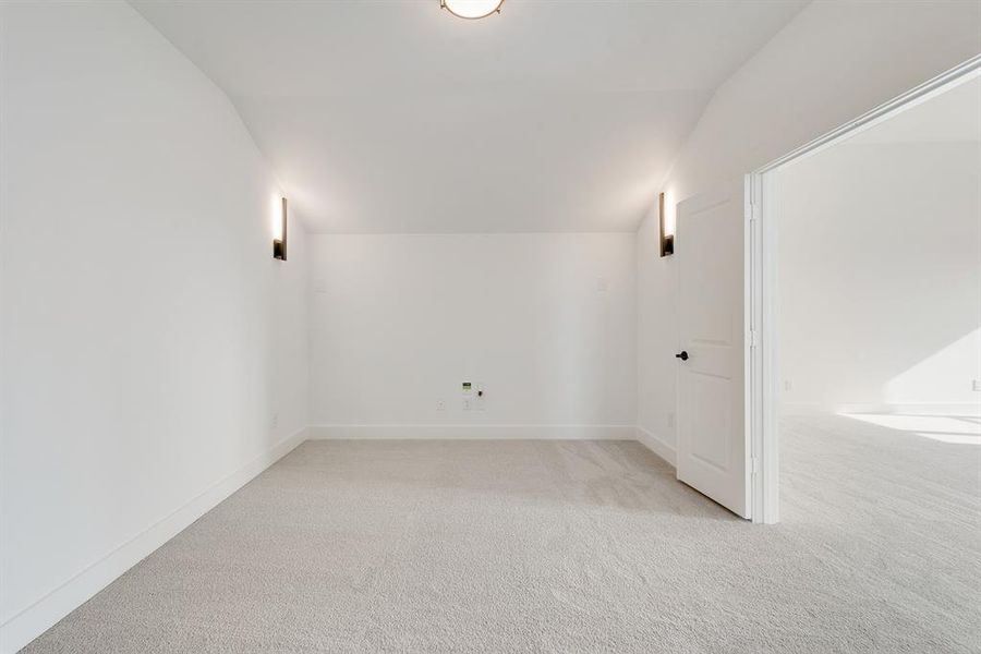 Spacious, unfurnished interior of a new home in Quail Hollow, Rockwall (Image 37).