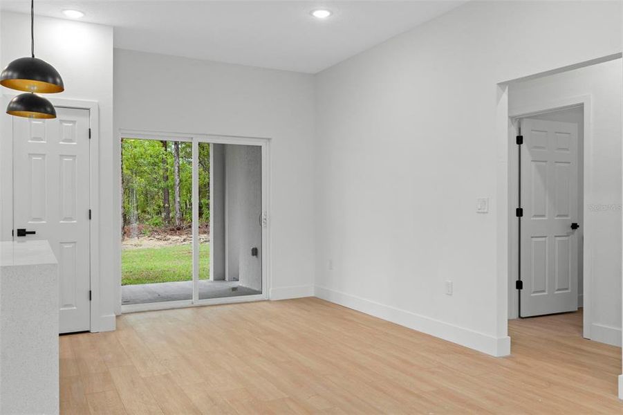 Spacious, unfurnished interior of a new home in , Citrus Springs (Image 16).