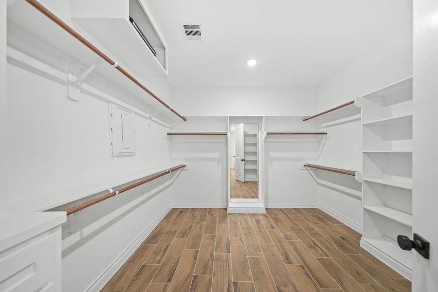 Spacious, unfurnished interior of a new home in Blue Jay's Landing, Needville (Image 17).