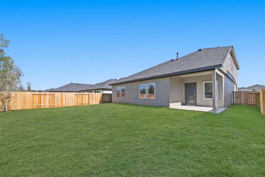 Exterior details and patio area of a home in Silverthorne, Conroe (Image 3).