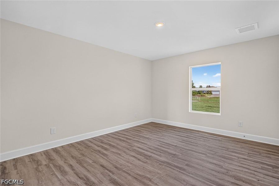 Spacious, unfurnished interior of a new home in Cape Coral, Cape Coral (Image 29).