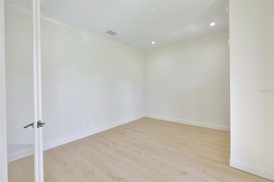 Spacious, unfurnished interior of a new home in , Tampa (Image 28).