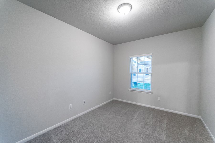 Spacious, unfurnished interior of a new home in Hennersby Hollow, San Antonio (Image 15).