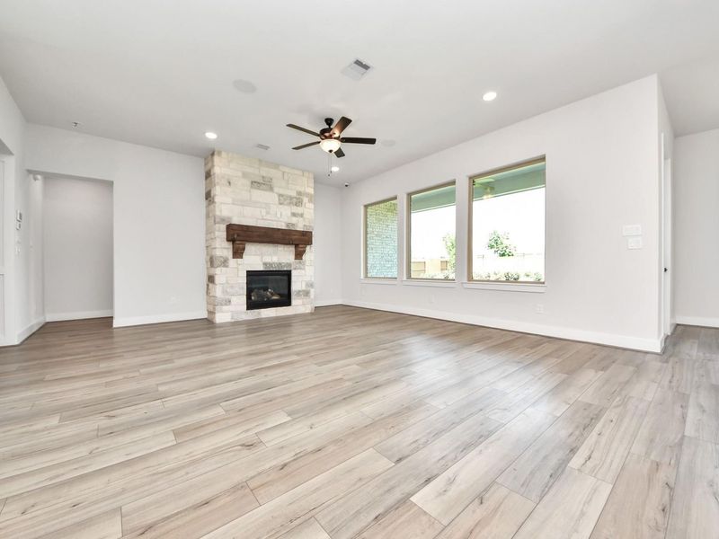 Spacious, unfurnished interior of a new home in Lago Mar, Texas City (Image 34).