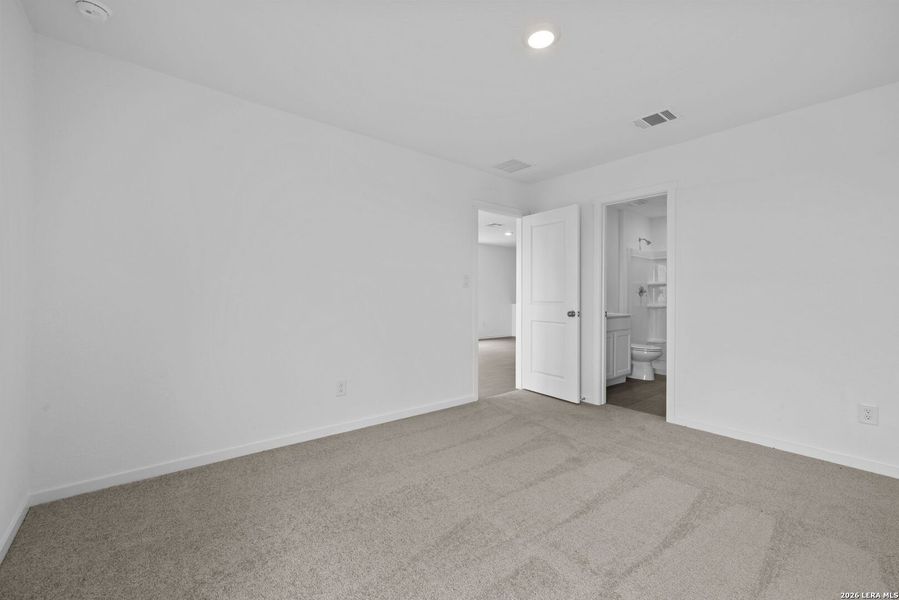 Spacious, unfurnished interior of a new home in Spring Grove, St. Hedwig (Image 11).